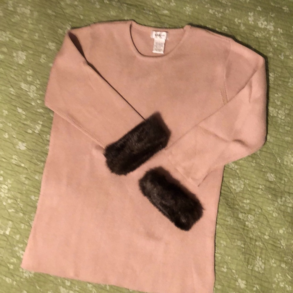 Pullover with detachable faux fur cuffs